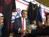 فيديو وصور.. رئيس جامعة العريش يشارك فى معرض منتجات الأسر كبائع لتشجيعهم‎