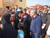 صور.. محافظ الإسماعيلية ورئيس جامعة قناة السويس يشهدان انطلاق قافلة طبية بقرية "أبوطفيلة"