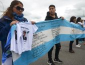 صور.. أقارب ضحايا الغواصة الأرجنتينية "سان خوان" يتظاهرون أمام القاعدة البحرية