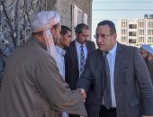 محافظ الإسكندرية يقدم العزاء لأسرة شهيد ببرج العرب