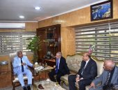 محافظ أسوان يطالب نائب وزير التعليم بإنشاء مدرسة فى تخصص الطاقة الشمسية
