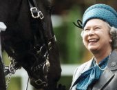 92 سنة مش كتير.. شاهد الملكة إليزابيث فى جولة بالخيل حول القصر الملكى
