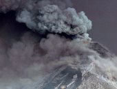 شاهد.. لقطات مثيرة من ثوران بركان إيبيكو في روسيا