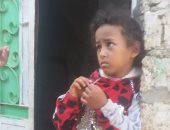 صور.. مأساة طفلة من بنى سويف مصابة بسرطان العين وأسرتها تفشل فى علاجها
