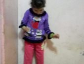 والدة طفلة مصابة بضمور بالمخ تستغيث لإعادة صرف معاش تكافل وكرامة بأسيوط