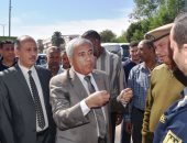 محافظ أسوان يتفقد موقع حريق زراعات الهيش بالجبانة الفاطمية