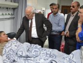 صور.. محافظ بورسعيد يزور مصابى حادث "أتوبيس العمال" بالمستشفى العام