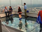 "تقدر تقف هنا".. برج فى تايلاند يوفر لزواره التحرك على ممر زجاجى من الدور 78