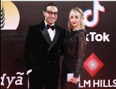 أحمد فهمى يرد على منتقد فستان هنا الزاهد بمهرجان القاهرة: "متعرفش تشتريه"