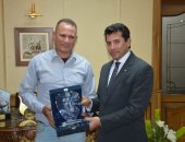 وزير الشباب والرياضة يستقبل السيد عواد بطل الكاراتية "بائع الكشرى"