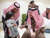فى لفتة طيبة.. شاهد العاهل السعودى يستقبل طفلة بعد بكائها لمقابلته