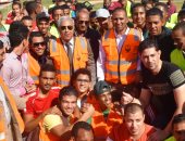 صور.. محافظ أسوان يعطى إشارة البدء لانطلاق فعاليات اليوم البيئى