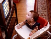 ما هو تأثير مشاهدة التليفزيون على الأطفال الرضع؟