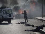 صور.. سيارة تدهس حشدا من المتظاهرين فى هايتى والأهالى يشعلون النار بها