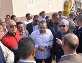 فيديو وصور.. محافظ مطروح يسلم مساعدات للمضارين من الأمطار والسيول