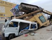 إصابة شخصين فى حادث انقلاب حفار محمل على شاحنة فوق سيارتين بالغردقة