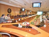 محافظ أسيوط يلتقى المواطنين ويكرم الجهات المشاركة فى إدارة أزمة أمطار عزبة سعيد