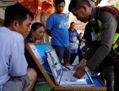 أه لو لعبت يا زهر.. التايلانديون يلتفون حول شجرة الحظ أملا فى اليانصيب 