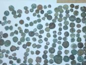 جمارك مطار برج العرب تضبط محاولتى تهريب كمية كبيرة من العملات الأثرية