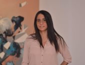 صور.. الفنانة التشكيلية إيمان حسين تجسد جمال العشوائية وبقايا الأشياء فى لوحات فنية
