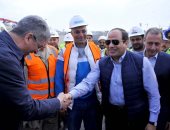 صور وفيديو .. السيسى يتفقد مشروع أنفاق قناة السويس بالإسماعيلية