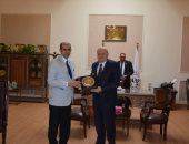 رئيس جامعة الزقازيق يستقبل قنصل العراق بمصر لمناقشة موضوعات الطلاب العراقيين