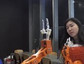 بشرى للكسالى.. ابتكار ذراع روبوتى جديد يمكنه إطعام مستخدمه.. فيديو