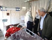 صور.. محافظ المنوفية يغادر مستشفى الشهداء بعد إنهاء إجراءات تصاريح الدفن