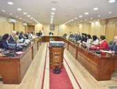 محافظ أسيوط يطالب بحصر جميع الدارسين والمعلمين بفصول محو الأمية