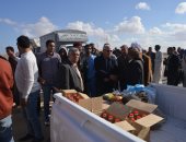 صور.. محافظ مطروح يتفقد مدينة السلوم وتوزيع مساعدات غذائية وبطاطين للأسر الأكثر احتياجا