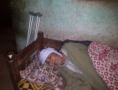 فيديو وصور.. "عم فنجرى" يطالب بمصدر دخل بعد خطأ طبى تسبب فى إصابته بالشلل