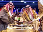 ملك البحرين وولى العهد السعودى يدشنان خط أنابيب نفط جديد بطول 100 كم