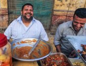 صورة اليوم.. ضحك وحكاوى عربية الفول ماتتعوضش