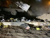 شكوى من إلقاء سيارة تابعة لهيئة النظافة بالإسماعيلية القمامة بالشوارع ليلا