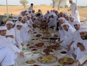 شاهد.. ولى عهد دبى يتناول الغذاء برفقة أصدقائه فى الصحراء 