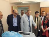 صور.. رئيس جامعة الأزهر يطمئن على أطفال "الشفة الأرنبية" بالمستشفى التخصصى