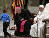 طفل يخطف الأنظار من البابا فرنسيس خلال اجتماعه الأسبوعى