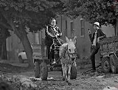 صورة اليوم...مش بس مسئولية... الست المصرية تتحمل جبال