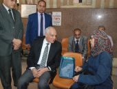 محافظ الجيزة ينهى الإجراءات الورقية للمواطنين بالمركز التكنولوجى بحى العمرانية