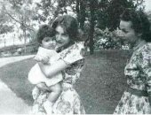 معلومة × صورة.. الأميرة فوزية وابنتها شاهيناز بهلوى وحفيدتها ماهناز زاهيدى