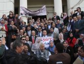 وقفة احتجاجية للمحامين ضد مجلس النقابة بسبب تمويل المستشفى والمول