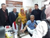 صور .. محافظ المنوفية يجرى الفحوصات بمبادرة 100مليون صحة 