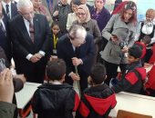 فيديو وصور.. السفير اليابانى يشارك طلاب مدرسة يابانية بالعبور تنظيف الفصل