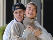 شاهد.. جاستين بيبر يرقص مع هايلى بالدوين فى أحد شوارع كاليفورنيا