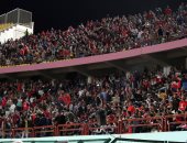 صور ..جماهير الاهلى تطالب اللاعبين بالدورى وتحيه خاصة لـ"الحاوى"