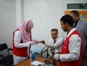 صور.. وكيل الصحة بالأقصر يتقدم صفوف المواطنين للفحص بمبادرة 100 مليون صحة 