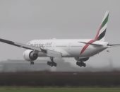 فيديو.. "الطيار الذكى رزق".. مشهد بطولى لهبوط طائرة إماراتية فى مطار بريطانى