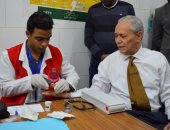 فيديو.. محافظ الأقصر يفحص نفسه بمبادرة 100 مليون صحة