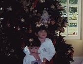 كيلي جينر تستعيد ذكريات "الكريسماس" بصور الطفولة مع شقيقتها كيندال