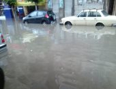 فيديو وصور.. غرق شوارع وسط الإسكندرية بالأمطار.. والأهالى: المياه فى مداخل البيوت